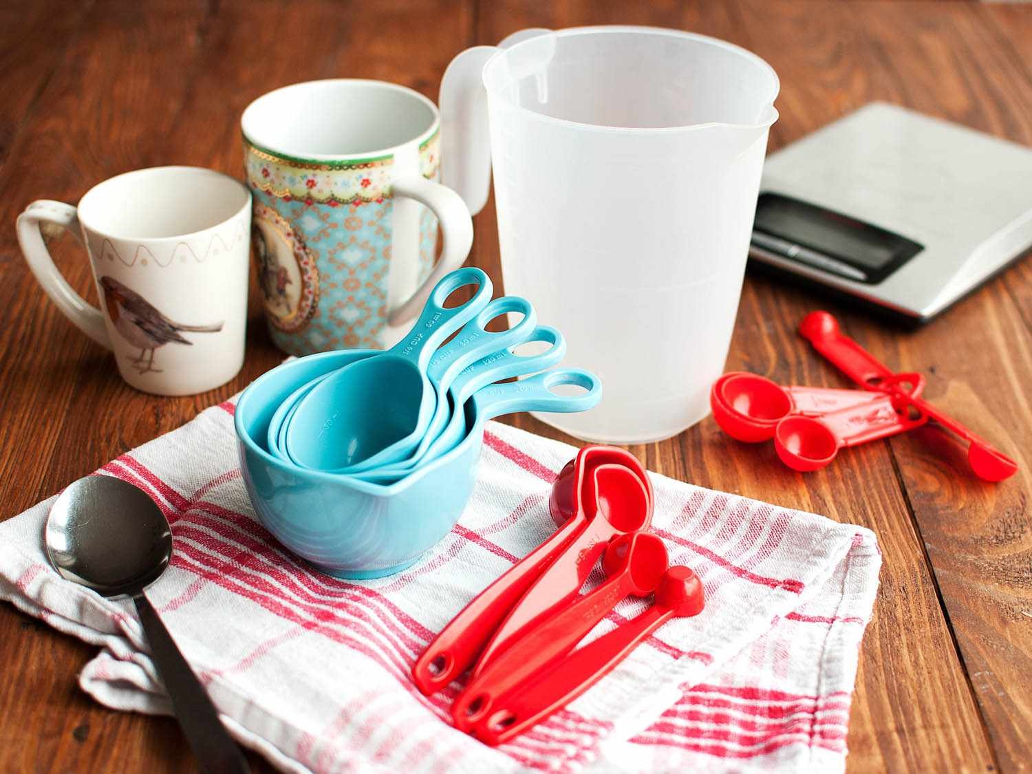 What is the Best Way to Measure Ingredients With a Measuring Cup?